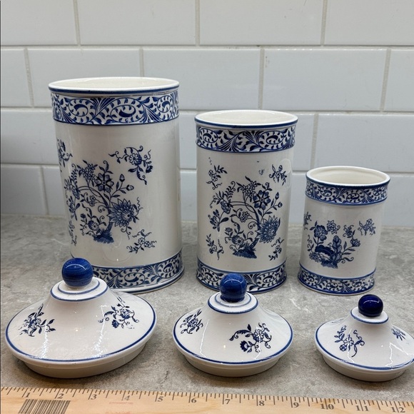 Vintage Blue & White ceramic Blue Onion pattern Canister Set 10.5, 9.5, 6.5 inch - Picture 2 of 9